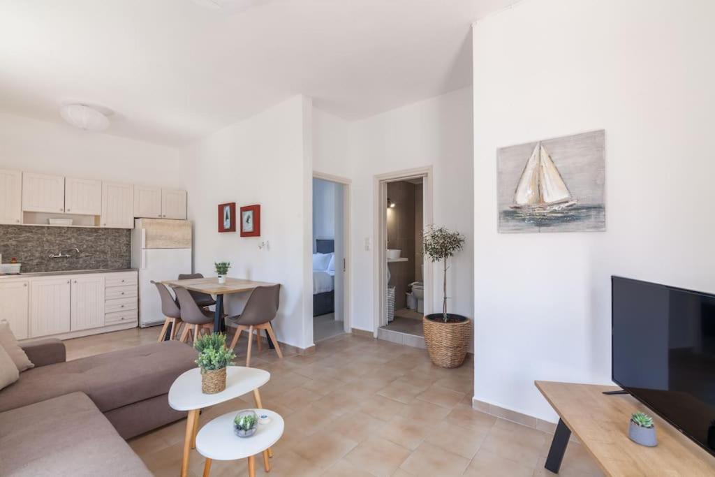 Geo'S Lovely Two Bedroom Island Apartment Gouves Extérieur photo