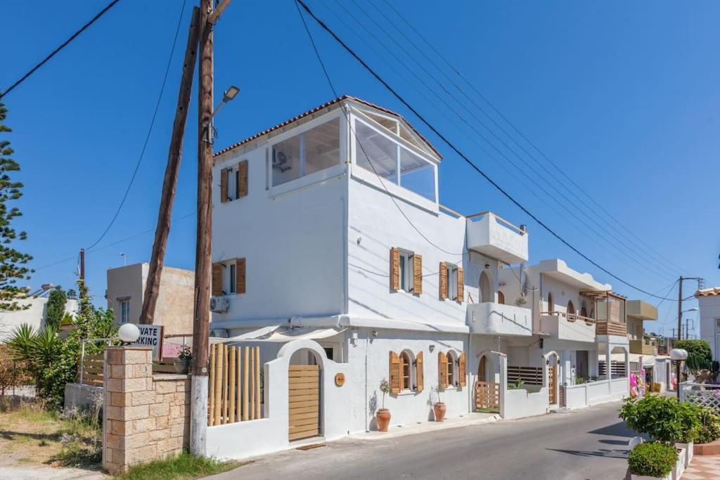 Geo'S Lovely Two Bedroom Island Apartment Gouves Extérieur photo